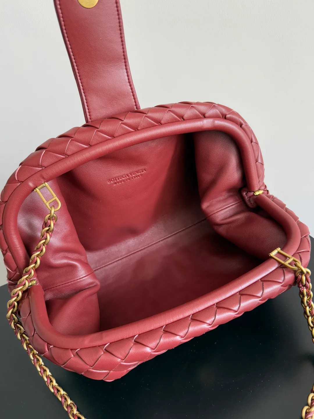 Batch 2260 BOTTEGA VENETA Lady's LAUREN CLUTCH Chain Clutch was inspired by 40 years ago. It is a perfect fusion of classic and modern bags. It is effortless and fashionable for any occasion and at any time. The newly added detachable metal chain allows people to have more ways to carry it. It is grand and elegant. Style No.: 785807 Size: 31.5*16.5*11cm